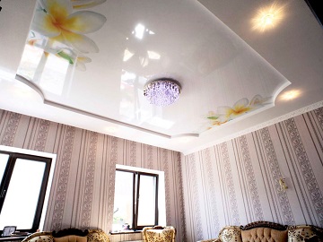 натяжные потолки в гостиную