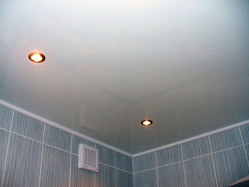 натяжные потолки в ванной